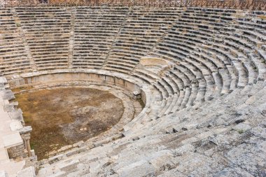 Arenaya en baştan aşağı bakıyor dairesel taş oturma grubu iyi korunmuş bir Yunan amfitiyatro görüntülendi