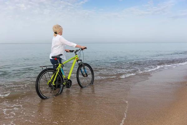 Donna Bionda Jeans Che Cammina Mare Bicicletta Lungo Litorale Sabbioso — Foto Stock