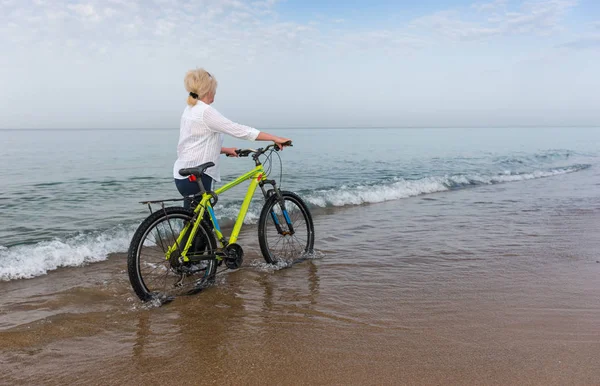 Vrouw Wandelen Langs Een Strand Ondiep Water Aan Rand Van — Stockfoto