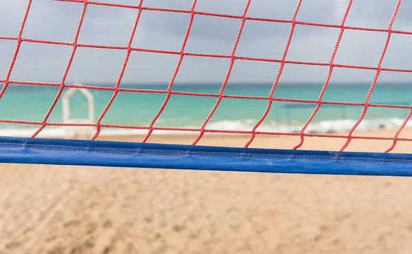 Закрыть Оранжевую Сетку Волейбола Песчаном Пляже Видом Спокойное Море Пасмурный — стоковое фото