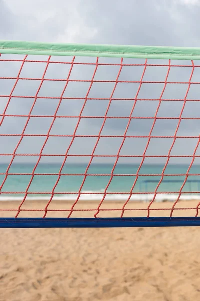 Dettaglio Ravvicinato Una Rete Pallavolo Arancione Mare Una Spiaggia Tropicale — Foto Stock