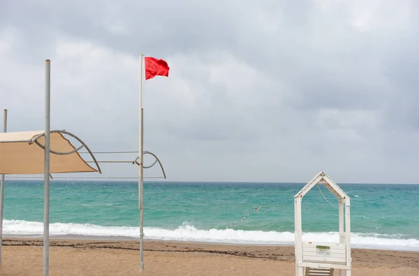 Vermelho Sem Bandeira Natação Cabana Salva Vidas Praia Areia Com — Fotografia de Stock