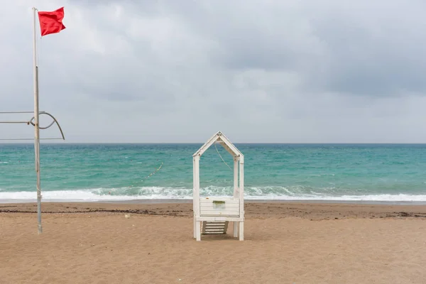 Белый Спасательный Бункер Красный Предупреждающий Флаг Песчаном Пляже Фоне Моря — стоковое фото