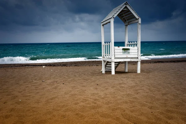 Cabana Salva Vidas Madeira Branca Praia Arenosa Com Mar Fundo — Fotografia de Stock