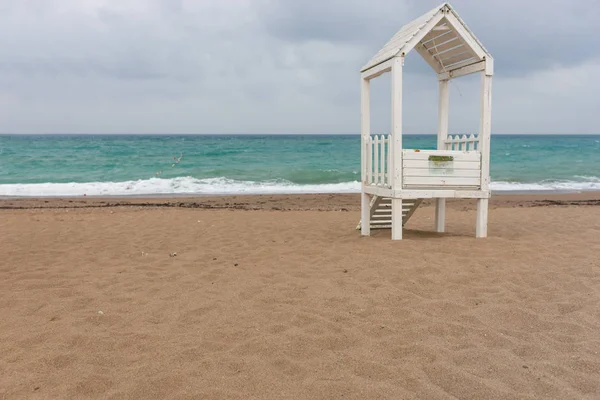 Cabana Salva Vidas Madeira Branca Uma Praia Areia Com Oceano — Fotografia de Stock