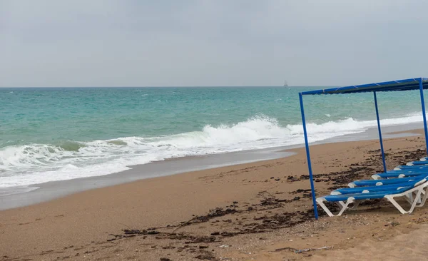 Fila Espreguiçadeiras Praia Areia Com Ondas Quebrando Costa — Fotografia de Stock