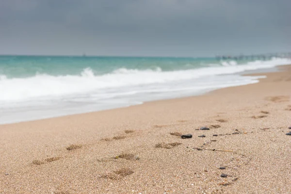 Voetafdrukken Een Verlaten Zandstrand Een Stormachtige Dag Met Het Breken — Stockfoto