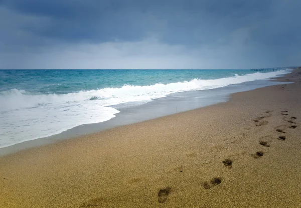 Lijn Van Voetafdrukken Het Zand Een Verlaten Strand Leidt Weg — Stockfoto