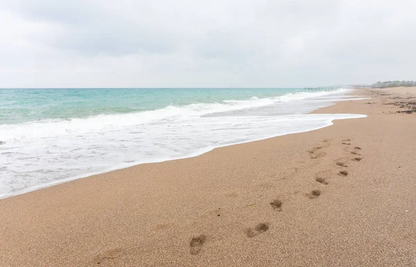 Voetafdrukken Langs Een Verlaten Zandstrand Aan Rand Van Branding Kalme — Stockfoto