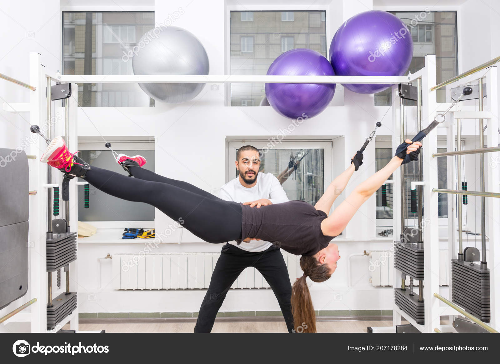 Mujer Aferrada Correas Suspendidas Marco Metálico Para Entrenamiento  Abdominal Con: fotografía de stock © Vaicheslav #207178284