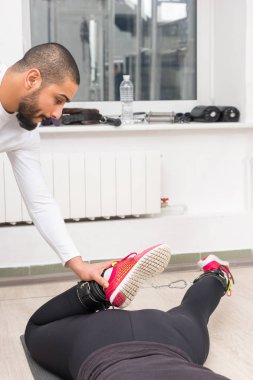 Kişisel antrenör kadın spor salonunda kablo makine kullanmak nasıl talimat