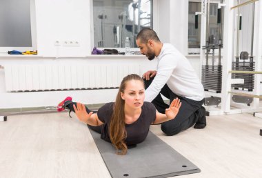 Kişisel antrenör kablo crossover makinede kullanmada kadın yardım