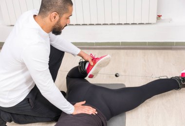 Uygun egzersiz spor salonunda antrenör yıkamaları kadında