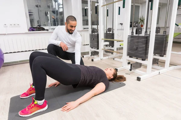 Entrenador Personal Instruyendo Mujer Cómo Elevar Las Caderas Gimnasio — Foto de Stock