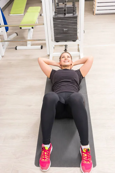 Unga Leende Kvinna Utövar Liggande Matta Gym — Stockfoto