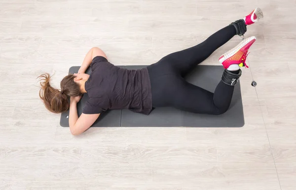 Frau Macht Beintraining Auf Seilkreuzungsgerät Fitnessstudio Während Sie Auf Matte — Stockfoto