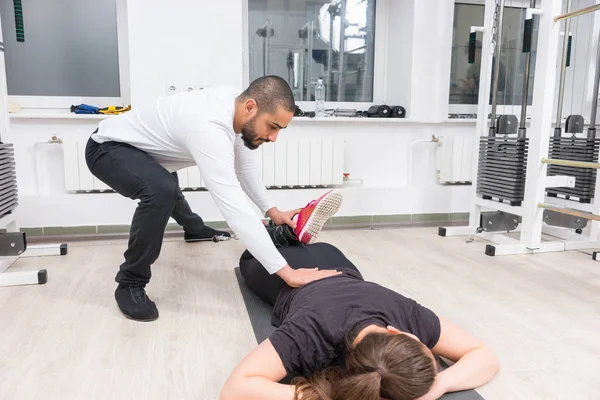 Kvinna Som Tränar Ben Med Personlig Tränare Gym Liggande Matta — Stockfoto