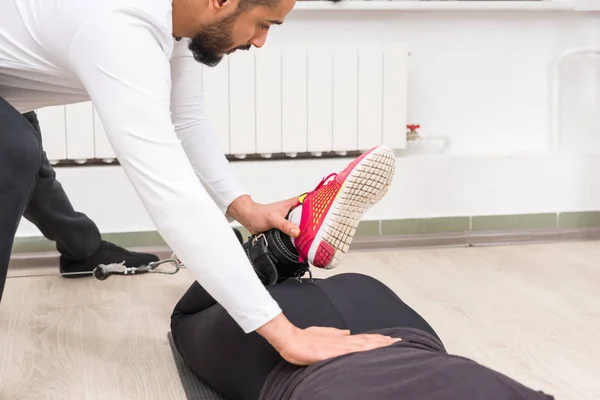 Personal Trainer Working Out Woman — Stock Photo, Image