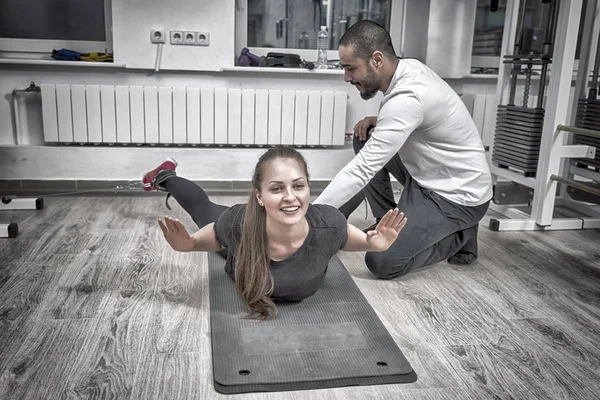 Instruktör Bistå Kvinnan Utöva Kabel Maskin Gymmet — Stockfoto