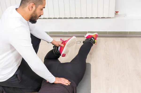 Trainer Helping Woman Leg Training Gym — Stock Photo, Image