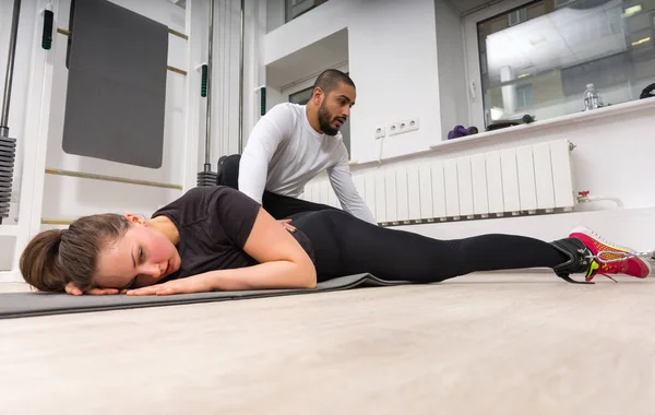 Låg Vinkel Syn Manliga Tränare Masserande Ung Kvinna Gymmet — Stockfoto