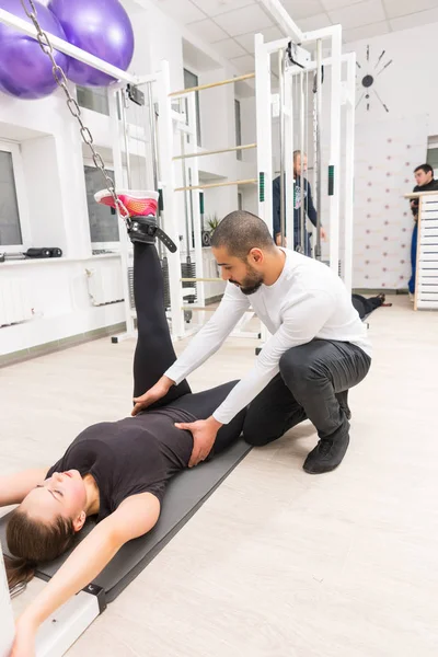 Vrouw Trainen Met Fitness Instructeur Sportschool — Stockfoto