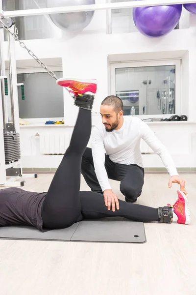 Opleiding Benen Van Vrouw Kabel Crossover Machine Met Behulp Van — Stockfoto