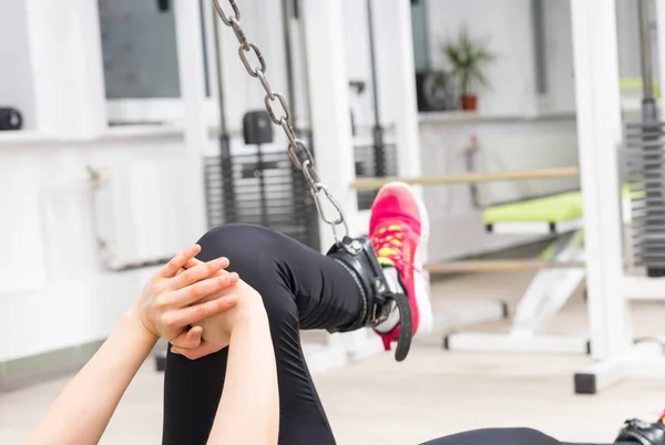 Vue Rapprochée Femme Faisant Exercice Sur Une Machine Câble Croisé — Photo