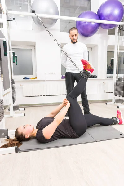 Kvinnan Gör Ben Träning Liggande Matta Gym — Stockfoto