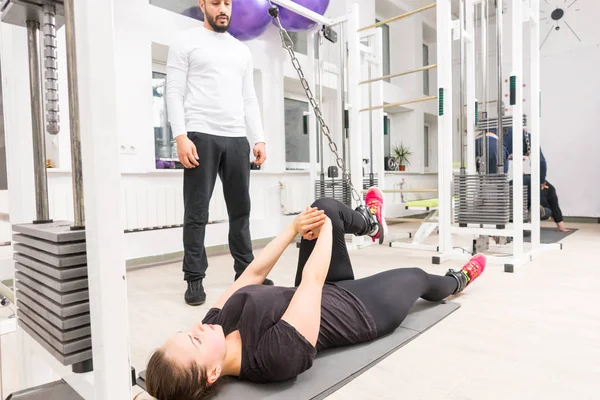 Spor hocası izlerken kadın spor salonunda kablo crossover makinede eğitim