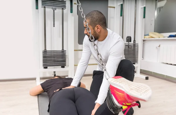 Personlig Tränare Instruerar Kvinnan Hur Kan Utöva Kabel Maskin Gymmet — Stockfoto