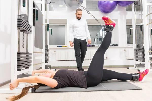 Junge Frau Trainiert Mit Personal Trainer Fitnessstudio Beine Seilkreuzungsgerät — Stockfoto