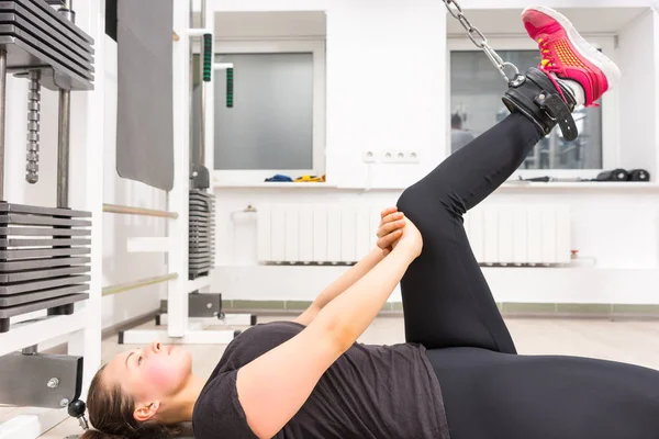 Junge Frau Trainiert Fitnessstudio Seilkreuzungsmaschine — Stockfoto
