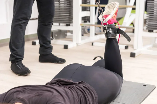 Nižší Tělo Ženy Cvičení Nohou Svaly Posilovně Pomocí Stroje — Stock fotografie
