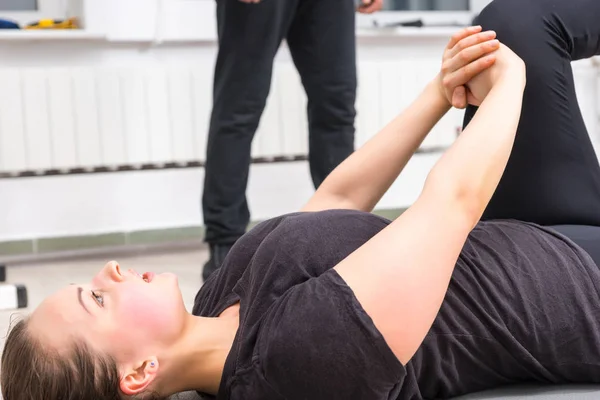 Sidovy Ung Kvinna Liggande Rygg Träna Ben Gym — Stockfoto