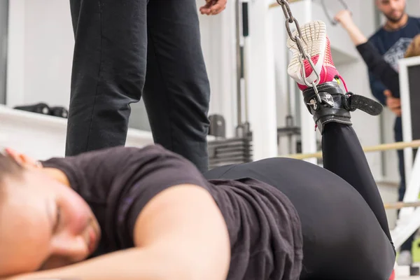 Närbild Vuxna Kvinnans Ankel Ansluten Till Metall Länkar Kopplade Till — Stockfoto