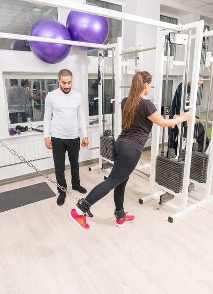 Kvinnan Utbildning Ben Med Sport Instruktör Gymmet Med Hjälp Kabel — Stockfoto