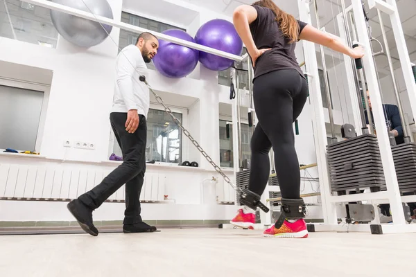 Mujer Piernas Entrenamiento Máquina Cable Durante Entrenamiento Gimnasio Con Entrenador —  Fotos de Stock