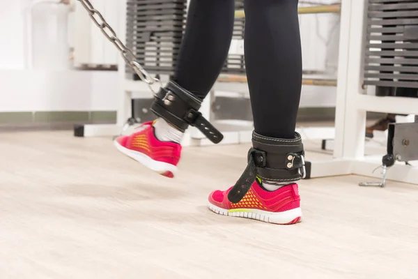 Mujer Con Correas Cuero Tobillo Unidas Una Cadena Gimnasio Mientras — Foto de Stock