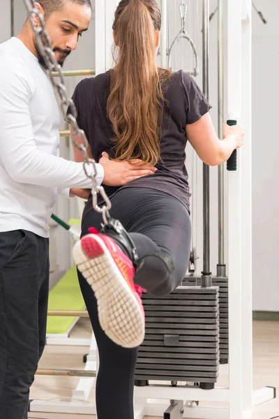 Rear View Woman Exercising Legs Cable Machine Gym Personal Trainer — Stock Photo, Image