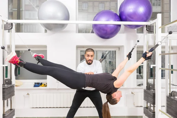 Frau Macht Fitnessstudio Dehnung Auf Seilkreuzungsmaschine Voller Länge — Stockfoto