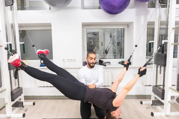 Femme Étirant Sur Câble Machine Crossover Salle Gym Avec Entraîneur — Photo