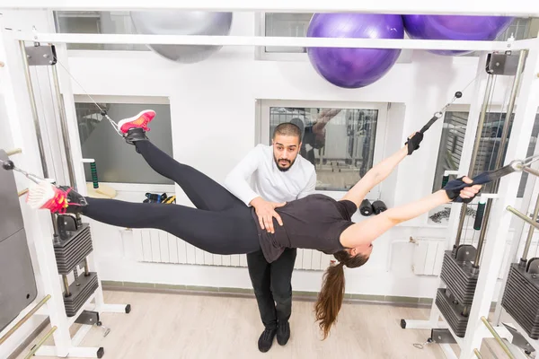 Tränare Hjälpa Kvinnan Med Buken Övning Som Hon Håller Svarta — Stockfoto