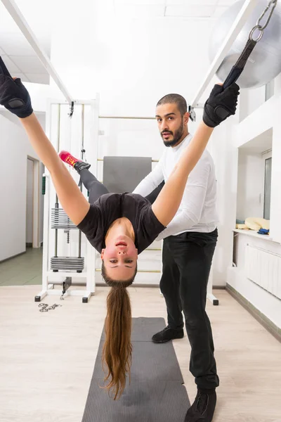 Dospělý Muž Pomáhá Žena Břišní Cvičení Jak Drží Černé Popruhy — Stock fotografie