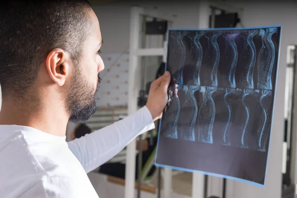Radiologe Untersucht Röntgenbild Der Menschlichen Wirbelsäule Sprechzimmer — Stockfoto