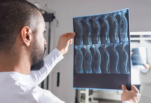Radiologiste Analysant Image Radiographique Avec Colonne Vertébrale Humaine Dans Salle — Photo
