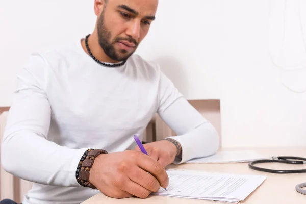 Hombre Sentado Completando Cuestionario Prueba Leyendo Informe Escritorio Oficina Primer —  Fotos de Stock