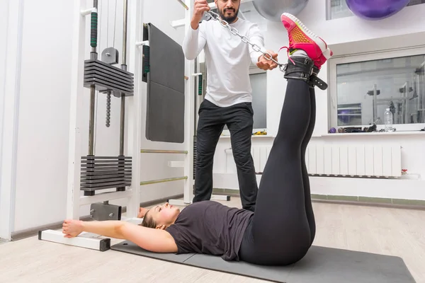 Spor Salonunda Kişisel Antrenör Ile Kablo Crossover Makinede Egzersiz Kadın — Stok fotoğraf