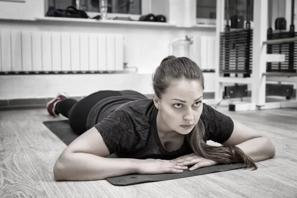 Retrato Mulher Jovem Deitada Tapete Durante Exercício Ginásio — Fotografia de Stock