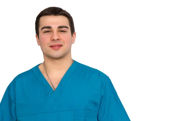 年轻的微笑男性医生的肖像穿着蓝色礼服隔离的白色背景 — 图库照片
